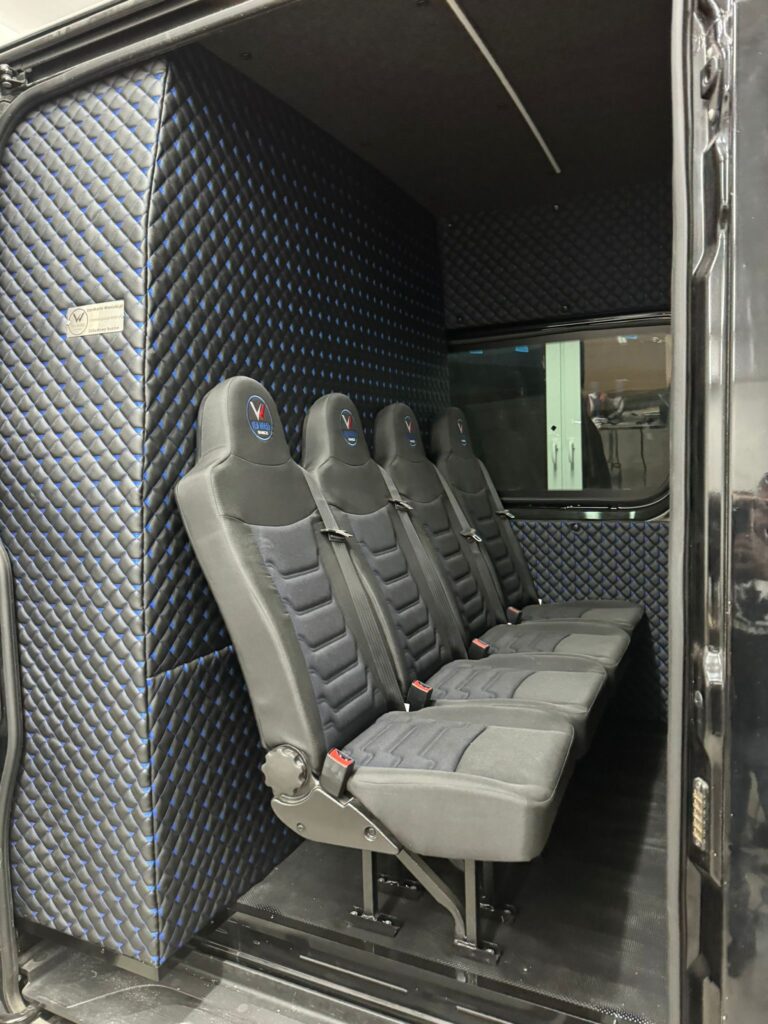 Kabina brygadowa – widok przodu kokpitu i drugiego rzędu siedzeń brygadowych