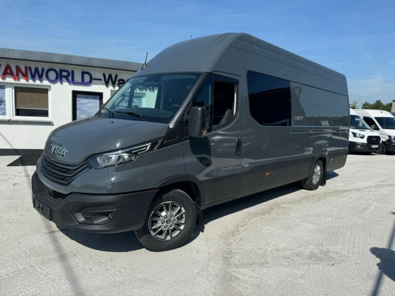 Panel ściany grodziowej w brygadowym busie – z oknem i mocowaniami