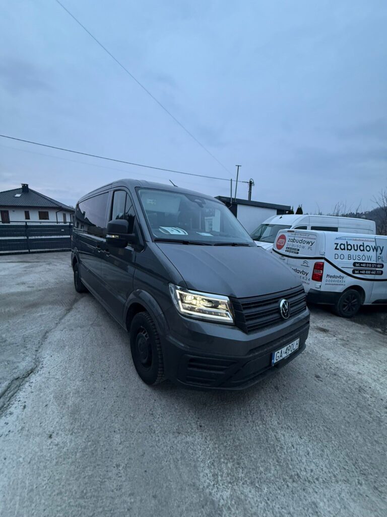 Siedzenia brygadówki – chybotliwe ujęcie ich montażu i wykończenia tapicerskiego