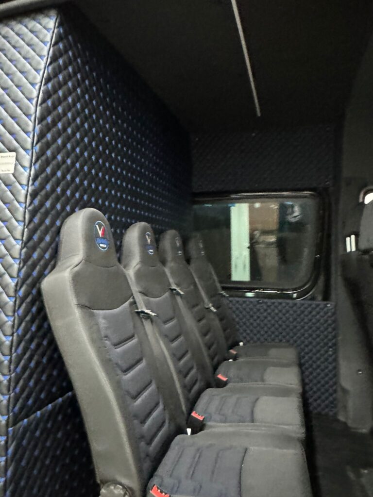 Brygadowe siedzenia – zbliżenie na zagłówki, pasy i tapicerowane oparcia