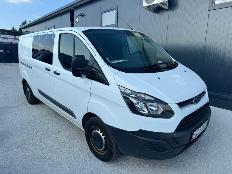 Fotele w brygadowej zabudowie – detal podłogi i mocowań siedzeń