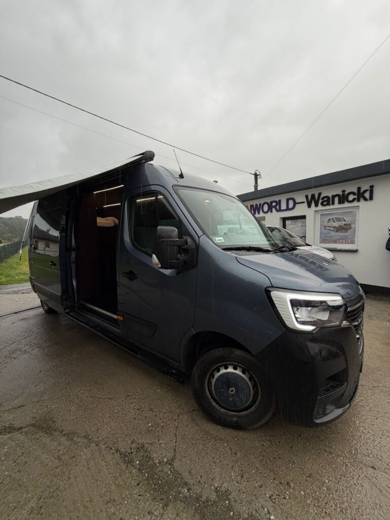 Widok wnętrza brygadowego vana – ergonomiczne rozmieszczenie siedzeń i przestrzeni ładunkowej