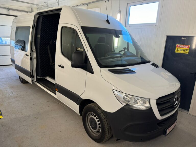 Brygadówka z dodatkowym drugim rzędem siedzeń – auto firmowe do pracy