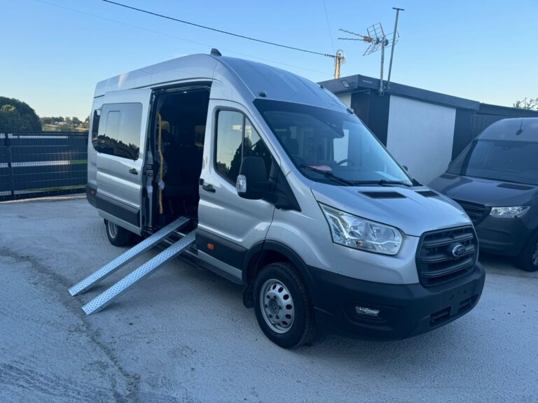 Zabudowa brygadowa – widok foteli brygadówki z pasami i zagłówkami