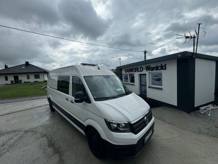 Pojazd z brygadową zabudową – pasażerowie i narzędzia w przestrzeni użytkowej