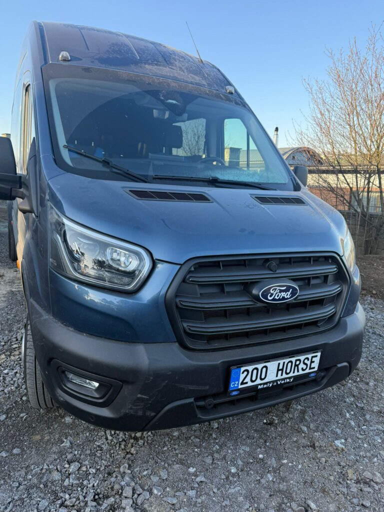 Zabudowa brygadowa – widok przestrzeni pasażerskiej z tyłu samochodu