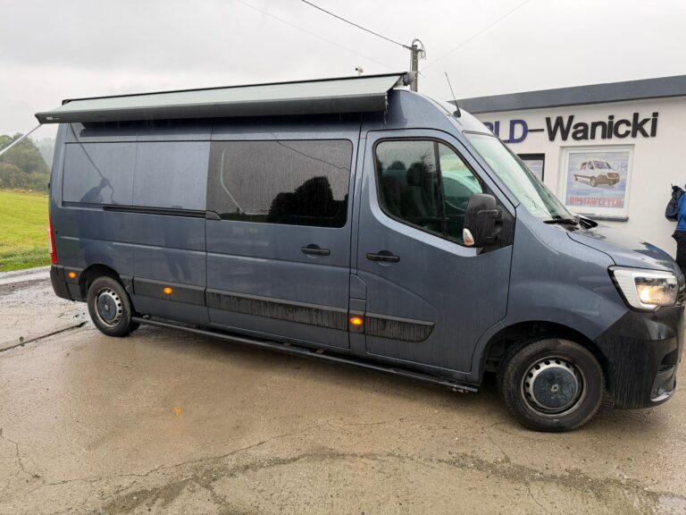 Wnętrze brygadowego busa – dodatkowe siedzenia z uchwytami i przestrzenią ładunkową