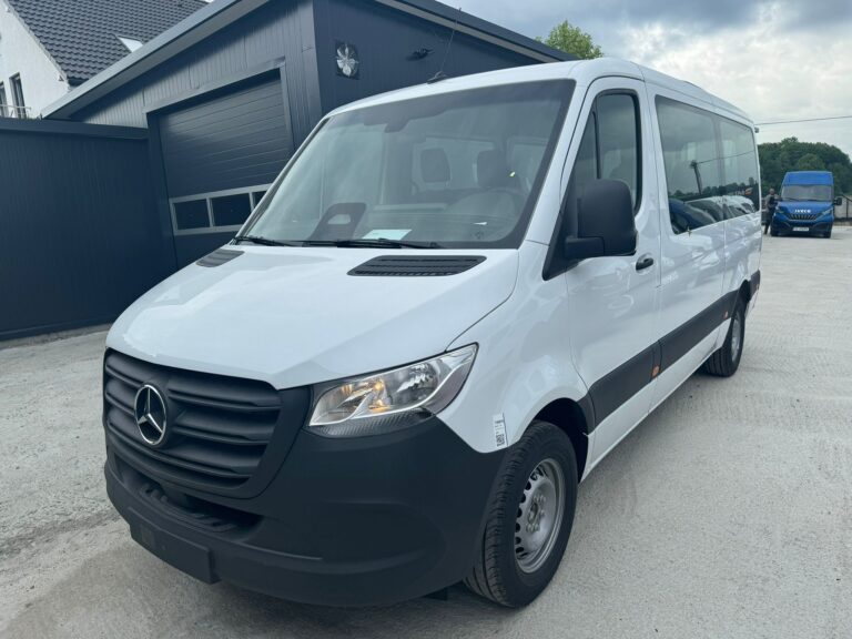 Brygadowy bus z dodatkowymi miejscami siedzącymi – samochód gotowy do pracy