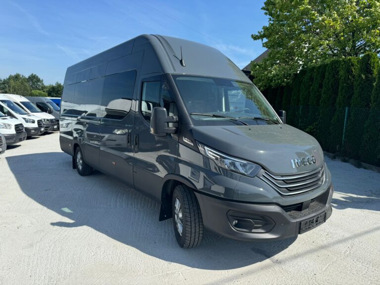 Samochód użytkowy z brygadówką – tył auta z widocznymi drzwiami bocznymi