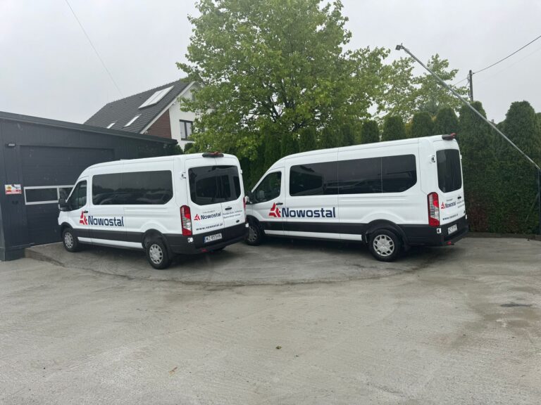 Van z zabudową brygadową – ujęcie 3/4 z przodu i przystosowanie do przewozu załogi