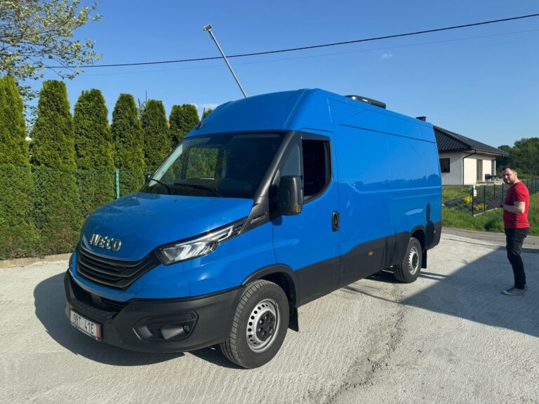 Samochód dostawczy z zabudową brygadową – widok z przodu całego pojazdu