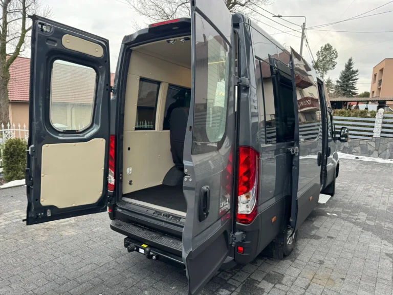 Renault Master – tył auta z otwartymi drzwiami ładunkowymi