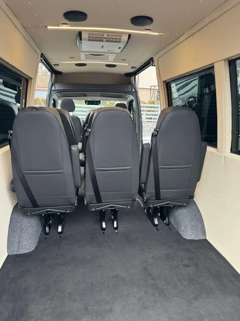 Renault Master – widok 3/4 z przodu i logo Renault