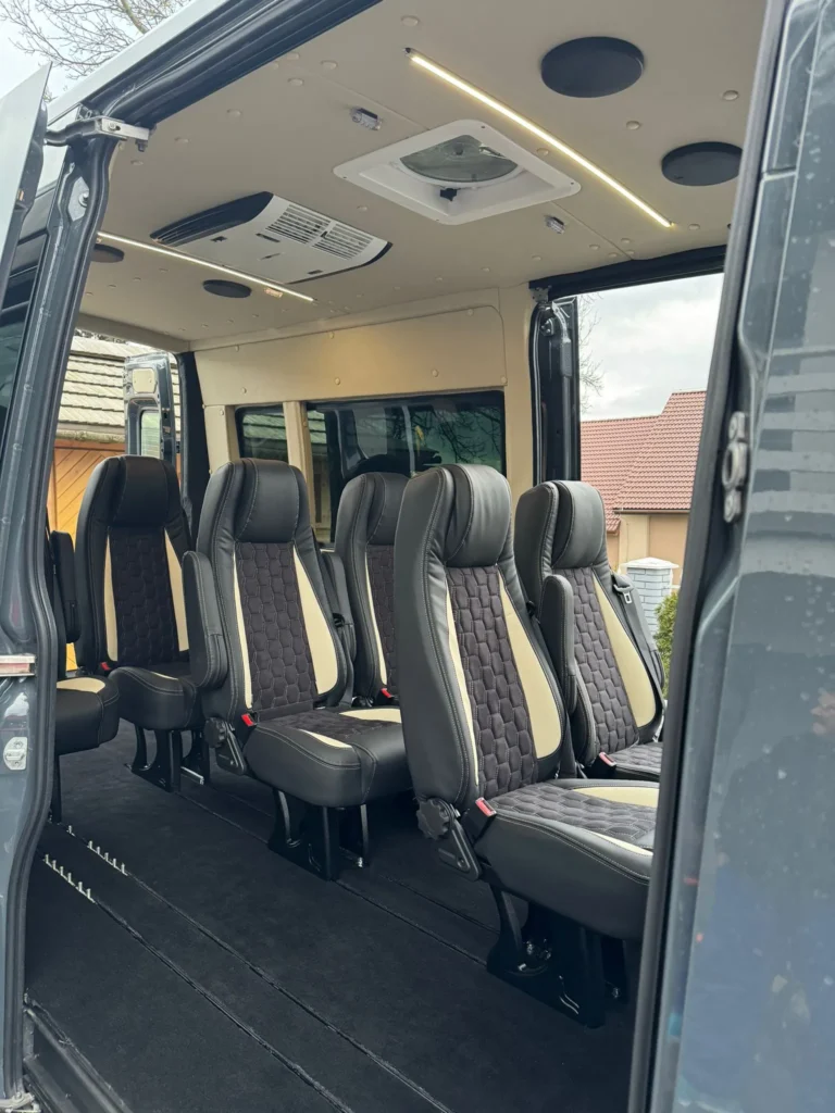 Renault Master – van dostawczy na drodze, pełny profil auta