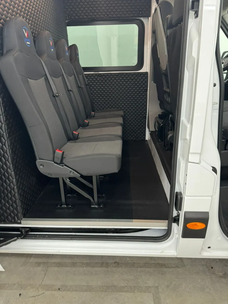 Renault Master van użytkowy – widok z przodu w pełnej krasie