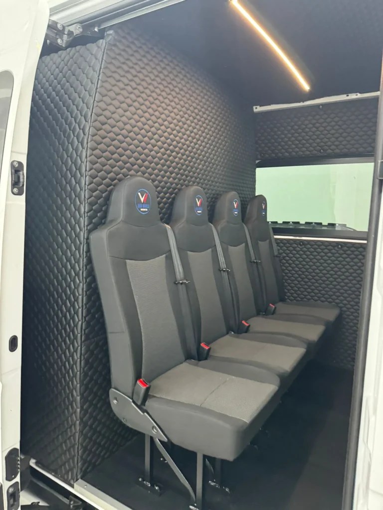 Renault Master – lusterko boczne i koło zbliżenie