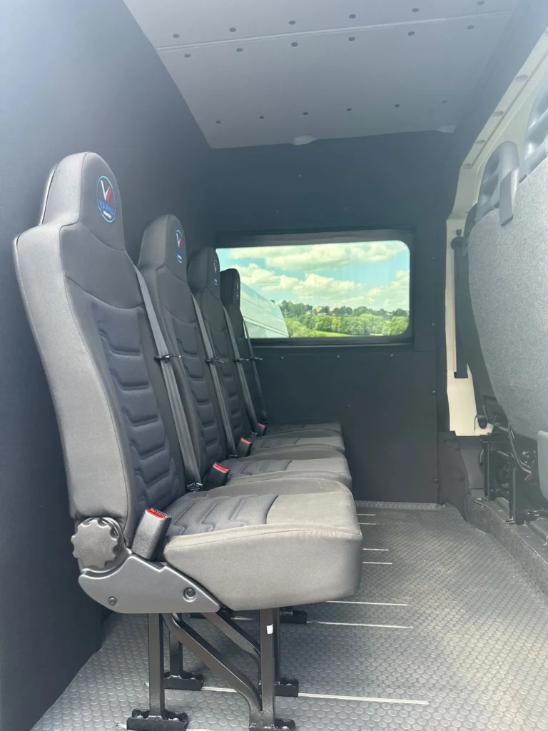 Fiat Ducato – widok boczny furgonu użytkowego z logo Fiat