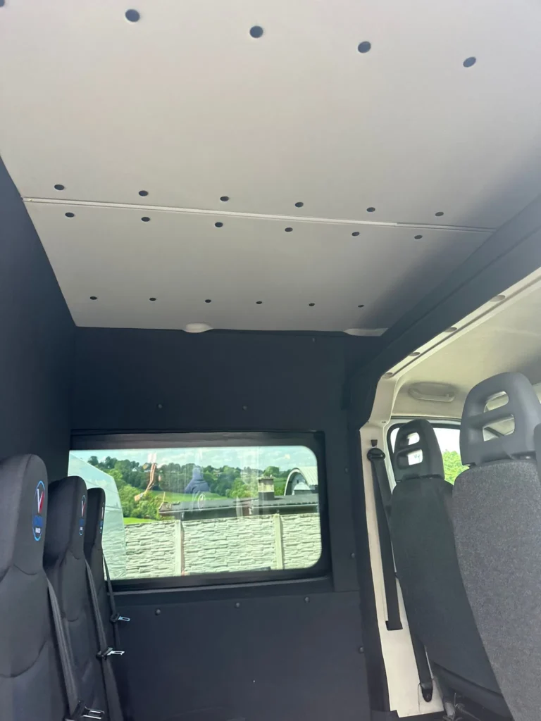 Fiat Ducato – ujęcie 3/4 z przodu z charakterystycznym grillem