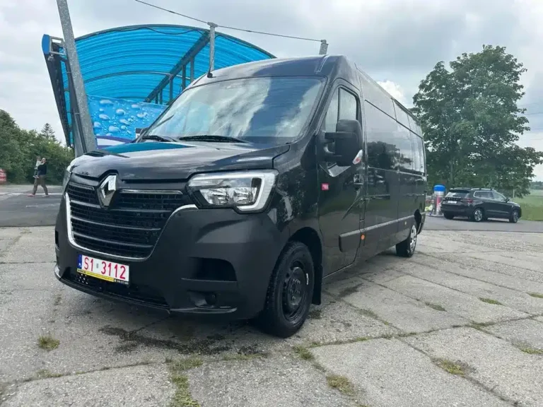 Renault Master – wnętrze przestrzeni cargo widok z boku