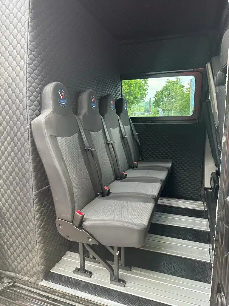 Renault Master – widok przestrzeni ładunkowej z perspektywy wejścia