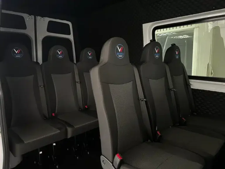 Renault Master – kabina kierowcy z deską rozdzielczą i kierownicą